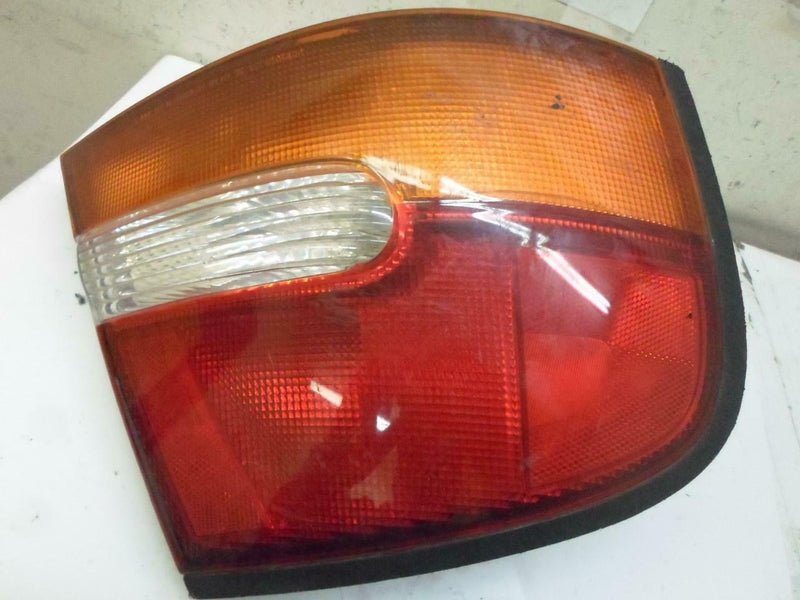 OEM Left Taillight for 1998 Nissan Altima – 2XL 938 618